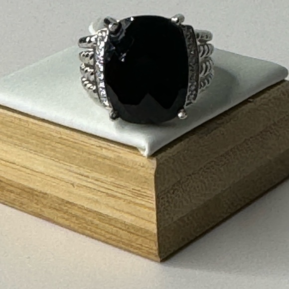 GORGEOUS RING BLACK FACET CUT CZ STONE SIDE CRYSTALS - Picture 6 of 8